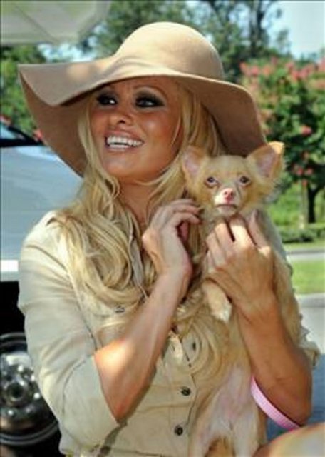 PAMELA ANDERSON -  - 1996'da evlendiği eski eşi Tommy Lee ile balayına giden oyuncu Pamela Anderson, fantazi amacıyla ilişkilerini kameraya çekmişti. Çiftin evine hırsız girince, kaset çalınmış, ünlü çift zor durumda kalmıştı. Görüntüler internette yayınlanınca büyük skandal olmuştu.