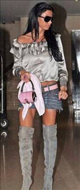 Çocuk parkında oynarken garip görünüşlü bir adamın kendisine yaklaşıp elle taciz ettiğini anlatan Price, bunun hayatında başına gelen ilk cinsel taciz olduğunu söylemişti.