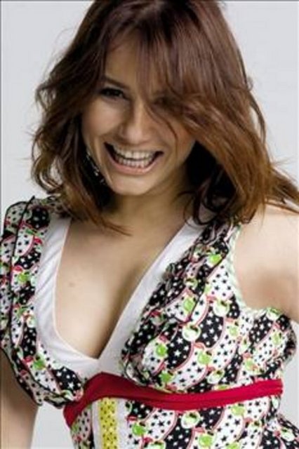 DENİZ SEKİ -  - 2009'un başında, uyuşturucu kullandığı ve temin ettiği gerekçesiyle tutuklanarak cezaevine sevk edildi. Mahkemedeki ifadesinde, "Son dönemde yaşadığım sıkıntılardan dolayı uyuşturucu madde kullandım. Çok pişmanım. Bir sanatçı olarak bu durumda olmaktan dolayı üzüntü duyuyorum. Suçum uyuşturucu kullanmaktan ibarettir. Ben kimseye uyuşturucu temin etmedim" dedi.