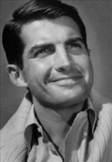 Hamilton, henüz 12 yaşındayken o sırada 28- 30 yaşlarında olan üvey annesiyle birlikte olduğunu söyledi. Aktör "O zamanlar çok gençtim ve bunu çok normal bir şey olarak görmüştüm" dedi.