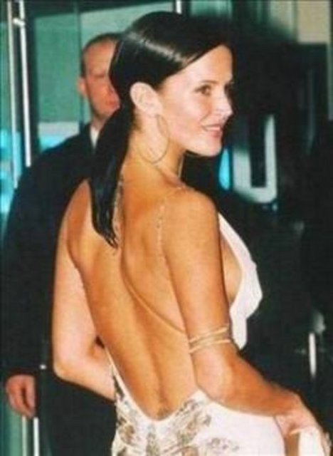 2007 yılında Arap şeyhi kılığına giren bir muhabirle bir gecelik seks için anlaşan Sophie Anderton'ın görüntüleri gizli kameraya yakalanmış ve skandal yaratmıştı.