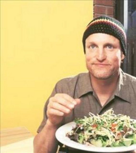 BABASI ADAM ÖLDÜRDÜ -  - Ünlü aktör Woody Harrelson henüz 7 yaşındayken babası Charles; Teksaslı bir işadamını öldürdü ve cezaevine girdi. Ama Harrelson'ın babasının 'maceraları' bununla da bitmedi. Aktör üniversiteye giderken babası bu kez de hırsızlık suçundan tutuklandı. Suçunu reddeden baba Harrelson geçen mart ayında öldü. Aktörün bu olaylara yorumu ise "Babam bir aziz değildi" demek oldu.