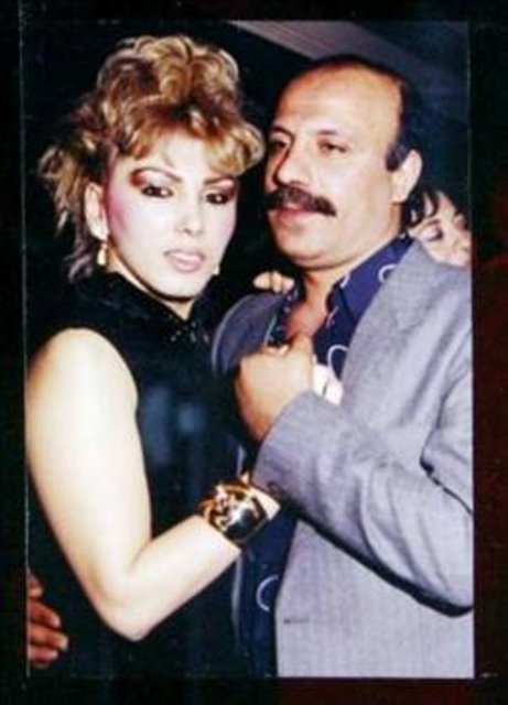 SEVDA ÜN -  - Ünlü yönetmen ve Fatma Girik'in uzatmalı sevgilisi Memduh Ün'ün kızı olan Sevda Ün, uyuşturucuya esrarla başladı. Daha sonra eroin bağımlısı oldu. Taksim'de beş erkekle eroin içerken yakalandı (9 Şubat 1981). Getirildiği emniyet müdürlüğünde krize girip bileklerini kesmeye kalkıştı. Ünlü yönetmenin kızı 80'li yıllarda uyuşturucu nedeniyle sık sık basına malzeme oldu. -  -