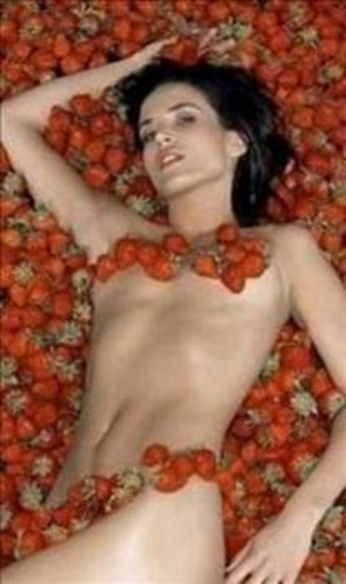 Bana bu buluşmayı ayarlayan hanıma kesinlikle şişman ve yaşlı erkeklerle birlikte olmak istemediğimi söylemiştim. Bana kapıyı açan adam bir Araptı. 30'lu yaşlarının ortalarında yakışıklı bir adamdı. El sıkıştık. Adam çok yalnız görünüyordu ve onun bu haline üzüldüm. Onunla 40 dakika sohbet ettik. Onu geriye yatağa doğru ittim. Her şey çok çabuk olup bitti. Bana paramı verdi ve oradan ayrıldım."