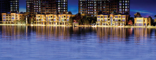 İSTANBUL SARAYLARI MİMARI: MEHPARE EVRENOL Sarayda yaşam başlıyor Mart 2010 yılında Sinpaş GYO tarafından lanse edilen İstanbul Sarayları, konsept projelerin en iyi örneklerinden biri. İçerisinde Dolmabahçe Sarayı, Kız Kulesi ve Çırağan Sarayı'nın örneklerinin bulunduğu projede, şehre yüzyıllar boyu hükmeden saraylardan ve çevresindeki semtlerden esinlenilerek modern mimariyle yeniden yorumlandı. Çırağan, Yıldız, Dolmabahçe, Fethipaşa ve Sultantepe Koruları, Kuzguncuk, Paşalimanı gibi özellikle İstanbul'un en önemli saray ve köşklerinin bulunduğu semtler, İstanbul Sarayları için ilham kaynağı oldu. Saray mimarisine has özel bahçeler, çeşme ve şadırvanlar, geniş avlular, yüksek tavanlı giriş ve kat holleri, büyük ve görkemli kapılar, cihannümalar, sütunlar, ve ahşap kaplamalar sakinleri saraylar şehrine çağıran detaylardan yalnızca bir kaçını oluşturuyor. Bu eşsiz yapılarla bütünleşen Boğaz'ın kıvrımları, su yaşantısı, meydanlar, korular ve keşfedilmeyi bekleyen sürpriz mekanlar ise saray hayatını tamamlıyor. Projede 1+1'den 4+1'e kadar daire seçenekleri bulunuyor. Fiyatlar ise 279 bin TL'den başlıyor. İL-İLÇE: İstanbul – Küçükçekmece İNŞAAT FİRMASI: SİNPAŞ GYO TESLİM TARİHİ: Eylül 2012 TEL: 0212 678 30 00 -