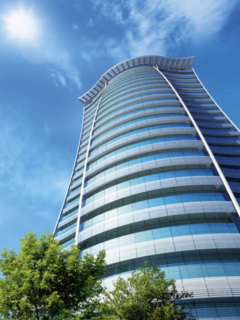 KARTAL KULE ÖMER ÇAMOĞLU Kartal'a 4 metreden bakıyor Genel Proje Bilgisi: Kartal Kule, Anadolu Adalet Sarayı'nın yanıbaşında, Soğanlık metro çıkışında, E-5'e doğrudan bağlanan konumuyla ön plana çıkıyor. 4 metre tavan yüksekliği ve kartal kanadı şeklindeki kat planlarıyla Avrupa'nın en iyi ofis projesi ödülünü almış ve Kartal bölgesinin sembolü haline gelmiştir. REMAX gibi kurumsal firmaların genel merkezlerini taşıdığı Kartal Kule tasarım detaylarıyla diğer projelerden ayrışıyor. Alman Priedemann firmasının cephe danışmanlığı yaptığı, rüzgar simulasyonu vasıtasıyla basınç konturlarının hesaplayan, ISS firmasından tesis yönetim danışmanlığı alan proje, her türlü tasarım problemini önceden çözerek mükemmeli yakalamaya gayret ediyor. Kartal Kule'nin inşaatı ve satışları devam ediyor. Fiyatlar ise 356 bin TL'den başlıyor 975 bin TL'ye kadar çıkıyor. İL-İLÇE: İstanbul Kartal İnşaat Firması: EA İnşaat Teslim tarihi: Aralık 2013 Tel: 444 26 01