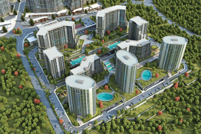 EVORA İSTANBUL MİMAR: EREN YORULMAZER Tuzla'yı taçlandıran proje Emlak Konut GYO'nun geçen yıl hasılat paylaşım modeli uygulayarak ihaleye çıkardığı toplam 300 dönümlük arazi, Teknik Yapı tarafından özenle işlendi ve Tuzla'nın en yüksek tepesine bir taç gibi yerleştirildi. Toplam 5 bin adet pırlanta değerindeki daireden oluşan Evora İstanbul, içinde eğitim merkezi, kreşi, parkı, tıp merkezi ve camisi ile yeni bir şehir olarak inşa ediliyor. Tuzla'da Ekim 2011'de satışa sunulan Evora İstanbul'da yatırımcı ilgisi yoğun olarak yaşanıyor. Yalnız yaşama oranlarının artması, evli çiftlerin daha küçük yaşam alanlarını tercih etmesi gibi etkenlerle alıcıların 1+1 tipi dairelere yönelmesi nedeniyle, Teknik Yapı projenin bir parselini 339 adet yeni 1+1 daire tipine dönüştürdü. Evora İstanbul'da dönüştürülen yeni parseldeki 339 adet 1+1 ve 57 adet 2+1 tipteki daire 102 bin 500 TL'den başlayan fiyatlarla satışa sunuluyor. Satışta bulunan 1+1 ve 2+1 tipi dairelerde yüzde 1 ve yüzde 25 peşinat tutarına ek olarak isteğe bağlı peşinat ve 120 aya kadar değişen vade seçeneği sunuluyor. Buna göre kendine uygun peşinat tutarını tercih edecek olanlar Şubat 2013, Ağustos 2013 ve Şubat 2014'de üç ara ödeme yapabilecek. İL-İLÇE: İstanbul Tuzla İnşaat Firması: Teknik Yapı Teslim tarihi: Mayıs 2014 Tel: 444 10 08 -