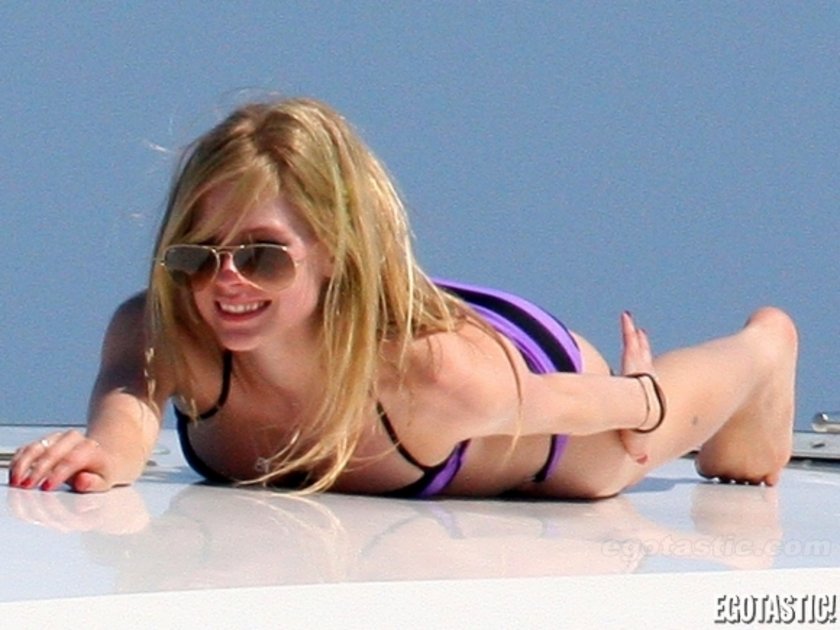 Dünyaca ünlü genç sanatçı Avril Lavigne St. Tropez'de objektiflere yan...
