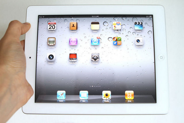 ÜÇÜNCÜ NESİL İPAD - Apple'ın 3. nesil tabletinde çift çekirdekli Apple A5X işlemci bulunuyor. 2048 x 1536 piksel çözünürlüğünde 9.7 inçlik retina ekrana sahip. Sanal klavyesinde yeni bir ''mikrofon'' tuşu bulunan tablet bilgisayar, 4G hücresel telefon şebekesiyle uyumlu. HEm Wi-Fi hem 4G destekli olarak 2 ayrı versiyonu mevcut.