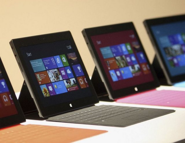 MICROSOFT SURFACE - Microsoft da tableti olanlar kervanına Haziran ayı sonlarında Surface ile katıldı. Surface, hem Windows 8 ve Windows RT işletim sistemine sahip olarak 2 seçeneğe sahip.  Windows RT işletim sistemli modeller 32 ve 64 GB'lik hafıza seçenekleri ile sunulacak. Windows 8 Pro işletim sistemli Surface ise . 64 ve 128 GB'lik iki model olarak sunulacak - Surface'da  PC kullanımındaki doğal pozisyonu korumak için özel bir çaba sarf edilmiş ve VaporMg adı verilen kasa tasarımı sayesinde 22 derecelik duruş açısına sahip. - Microsoft'un tabletinin en farklı özelliği ise koruyucu kapağı.  Bu kapak isteğe göre dokunmatik (3 mm kalınlık)veya fiziksel klavye (5 mm kalınlık) olarak kullanılabilen özelliğe sahip 2 farklı tip olarak sunuluyor. - Surface'ın diğer bazı özellikleri şöyle: - Ağırlık(1): 903 g. İncelik(2): 13,5 mm. Ekran: 10,6 inç ClearType Full HD Ekran. Bağlantılar: microSDXC, USB 3.0, Mini DisplayPort Video, 2x2 MIMO anten