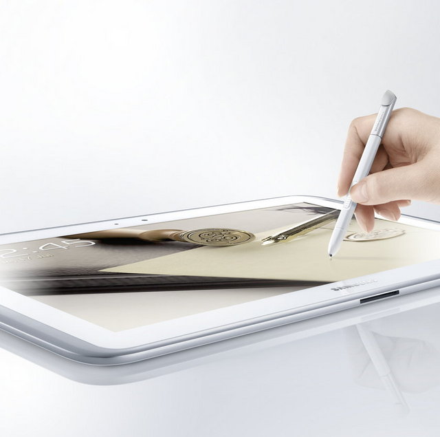 GALAXY Note 10.1 özelliklere gelirsek:  1.4GHz dört çekirdek işlemci ve 2GB dahili RAM'e . 5 mega piksel bir ana kamera ve ön panelde 1.9 megapiksel bir kamera mevcut.