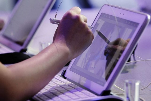SAMSUNG GALAXY NOTE 10.1: - Samsung Galaxy Note ilk çıktığında pek çok kişi "Bu ne telefon ne de tablet, prematüre gibi. Bu ürün başarılı olmaz" diye eleştiride bulunmuş ama cihaz satış başarısı ile aksini ispatlamıştı. Hem tablet hem telefon ihtiyacını gideren Note'un birinci versiyonunun başarısı üzerine ikinci nesil ürün merakla beklenmeye başlandı. Sonuç şaşırtıcı oldu. Galaxy Note 2 ya da tam adıyla Galaxy Note 10.1 tam bir tablet bilgisayar olarak çıktı.