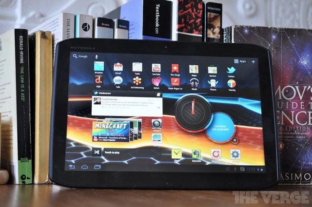 MOTOROLA XOOM 2: - Android 3.2 işletim sistemi tabanlı ve Android 4.0'a otomatik yükseltme özelliği bulunan Motorola XOOM 2, 1.2 GHz çift-çekirdekli OMAP4430 işlemci, ve 1GB RAM'e sahip. Çizilmelere karşı koruyucu Corning Gorilla Glass cam ve sıvı dökülmelerine karşı koruyucu SPLASH GUARD gibi özellikleri olan tabletin ölçüleri 253.90(x) 173.60(y) 8.80(z) 605g.