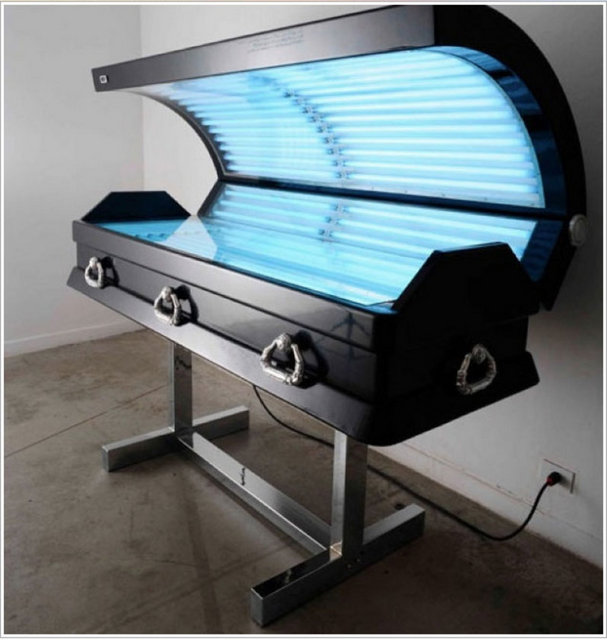 'Sundead' (Luciano Podcaminsky tasarımı):Ç  -  - Adından da anlaşılacağı gibi bu bir solaryum yatağı değil ama 'tabutu.' Bazılarının bu ürünü neden almış olabileceğini anlamak gerçekten çok zor. Fiyat: 2500 dolar.