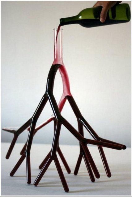 Carafe:  -  - İçine bir içecek boşalttıktan sonra içmeyi nasıl başarıyorsunuz? Yoksa içinde bir sıvıyla sadece olduğu gibi duruyor mu? Bu ürün hakkında sorulabilecek yığınla sorudan sadece ikisi. Fiyat: 50 dolar.