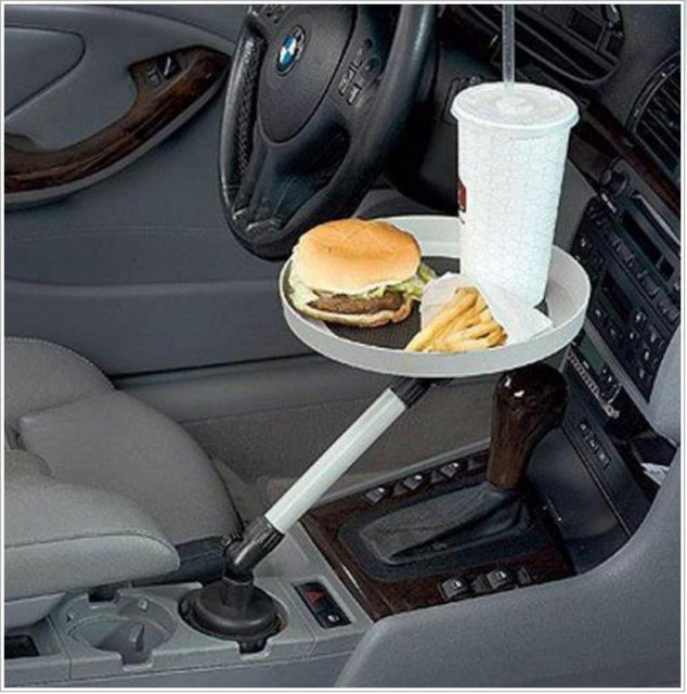 Arabanız için yemek tepisisi: -  - Huffington Post, 'bu ürünün mucidi için üzüntü duyduk' yorumunda bulunuyor. Ürünün mucidi tepsinin altında kalan vitese nasıl ualşmayı düşünüyordu acaba? Fiyat: 12 dolar.