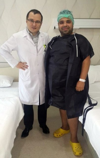 Sempatik sunucu Okan Karacan, kilolarından kurtulmak için mide küçültme ameliyatı olmuştu.