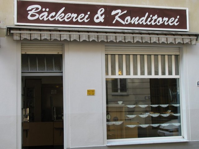 Backerei Balzer Berlin: Berlin'in en eski pastanelerinden biri olan Backerei Balzer'in kuruluş tarihi 1920'lere dayanıyor. Mevsiminde ve doğal ürünler kullanarak yaptıkları pastaları kekleri ve tartları sadece küçük miktarlarda hazırlıyorlar bu nedenle gün bitmeden raflar boşalıyor. Backerei Balzer komünist dönemden kalan alışkanlıklarıyla elde bulunan malzemelerle en iyi ürünü çıkartma anlayışını koruyor. Pastalarına gösterdikleri bu özen de yiyenlerin yüzlerine gülümseme olarak yansıyor. Geleneksel Alman pastacılığını tarifleriyle koruyan pastanenin favori pastası Berliner.