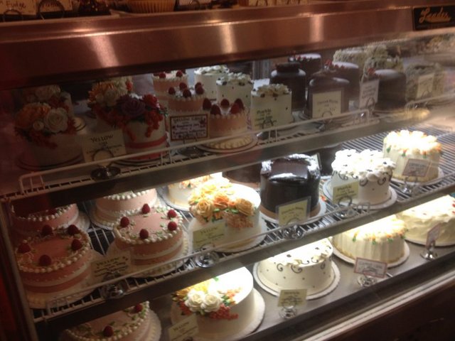 Two Little Hens Bakery New York: Manhattan'da küçük bir dükkanda nefis lezzetler yaratan Two Little Hens Bakery, müşterilerine kurabiyeden pudinge kadar geniş çeşitlilikte tatlar sunuyor. Mekana girdiğiniz anda krema ve çikolata kokularıyla mest olmaya hazırlanın. Nefis cupcake'leriyle ünlü bu pastane bir kekten beklediğinizden fazlasını sunuyor. Two Little Hens Bakery mütevazı dükkanından, doğru ıslaklıkta ve doğru krema kıvamıyla cupcake nasıl yapılır tüm dünyaya gösteriyor.