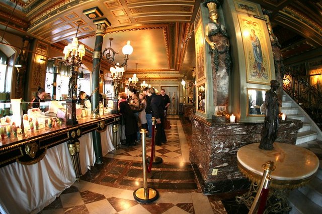 Laduree Paris: Paris'in en sevilen pastanelerinden Laduree 1862 yılında Louis Ernest Laduree tarafından kurulduğu günden bugüne parizyen pastanecilik anlayışını sürdürüyor. Gelenekselleşmiş tatlarıyla kalitesinden ödün vermeyen Laduree, Paris'in mutlaka görülmesi gereken lezzet duraklarından biri. İlk bakışta bir pastaneden çok mücevher dükkânını andıran mekan içerisinde makaronun en iyisi olarak nitelendirebileceğimiz lezzetler barındırıyor. Karşı konulmaz tatlarda makaronlarıyla ünlü Laduree, sadece Paris'te değil İstanbul dahil dünyanın çeşitli şehirlerinde birçok şubesiyle lezzet severlerin hizmetinde…