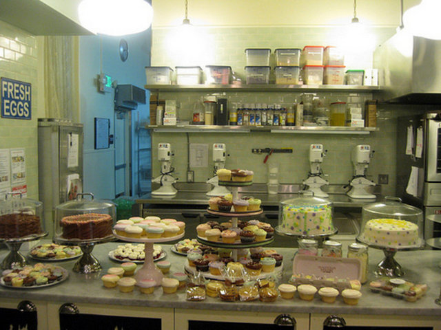 Magnolia Bakery New York: 1996 yazında New York Greenwich Village'de açılan Magnolia Bakery insanların bir fincan kahve ve tatlı bir şeyler yemek için uğrayabilecekleri şirin ve biraz da eski moda bir mekan. Vintage dekorasyonlu bu pastanenin yarattığı genel izlenim içeri adım attığınız anda zamanda yolculuk ediyormuşsunuz hissi veriyor. Zaman içinde 8 pastaneye ulaşan ve bir zincir haline dönüşen Magnolia Bakery'nin bu başarısı elbette tesadüf değil. Yolunuz New York'a düşerse, siz de muzlu puding ve brownie'sini tadabilirsiniz.