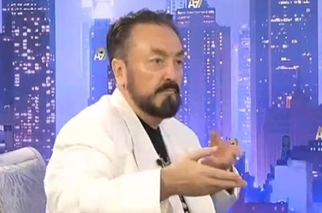 A9 televizyon kanalındaki kedicikleriyle sohbetinde müritleri hakkında açıklama yapan Adnan Oktar, müzik dinlemeyip, fotoğraf çektirmeyecek kadar koyu dindar talebeleri olduğunu öne sürdü...