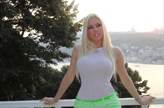 Birbirinden güzel kızlar eşliğinde dini sohbetler yapan Oktar'ın ekrana çıkardığı kızlar, en az kendisi kadar popülerleşti.