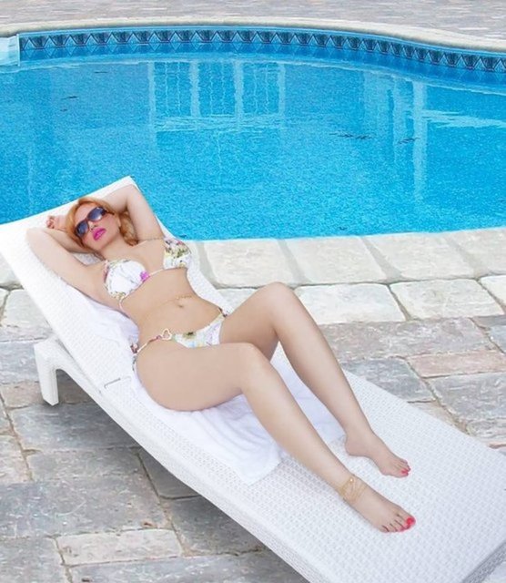 Adnan Oktar'ın en gözde 'Kedicik'lerinden biri olan Tülay Kumaşçı, son paylaştığı bikinili fotoğraf sosyal medyada çok konuşulmuştu.