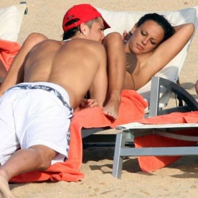 Genç futbolcunun eskort kızlarla birlikte jakuzide 6 saat boyunca alem yaptığı,havuzda ve evin çeşitli odalarında zaman geçiren futbolcu hakkındaki haber basına bomba gibi düşmüştü.