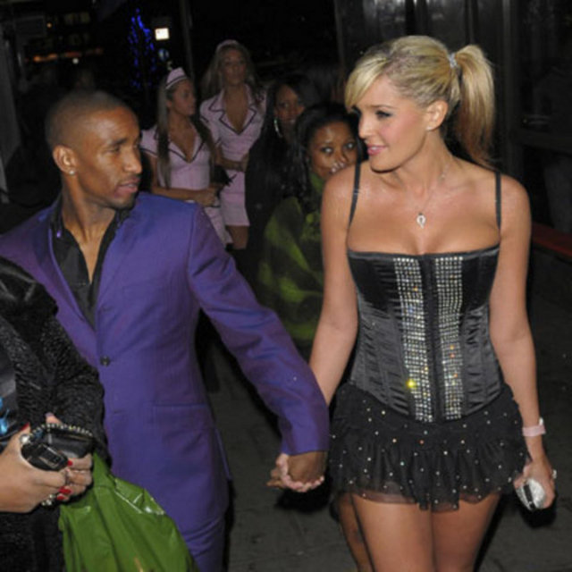 6- İngiltere milli takımı ve Premier lig ekiplerinden Tottenham Hotspur'un formasını giyen Jermain Defoe, çocukların oyun alanının yakınında arabada genç bir kızla seks yaparken yakalandı.