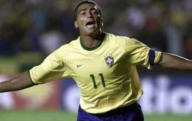 24 - Brezilyalı Romario, milli takım kafilesiyle çıktığı bir yolculukta, uçakta seks yaptığını açıkladı. Efsanevi oyuncu, Brezilya milli takımıyla yaptıkları bir yolculuk esnasında, uçakta cinsel ilişkiye girdiğini söyledi.