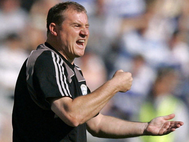 Görüntülerde Jewell, sarışın sevgilisini yatağa bağlıyor ve çift Mercedes marka bir aracın önünde sevişiyor. İkili kameraya kullandıkları seks oyuncaklarını da gösteriyor.