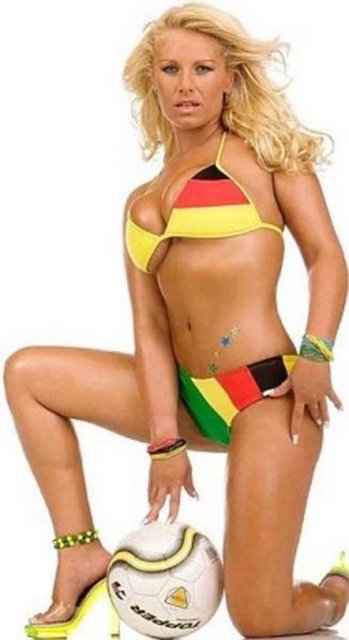 Pamela, görüntülerin internete düşmesine şaşırdığını ancak fazla etkilenmediğini belirterek, "Ben zaten porno yıldızıyım. Paramı porno filmlerinden kazanıyorum. Bu yüzden Love ile para karşılığı yatmam söz konusu olamaz. Bir arkadaş ortamından eğlenirken tamamen kendiliğinden gelişti ve bir başka arkadaş görüntüleri kaydetti" dedi.