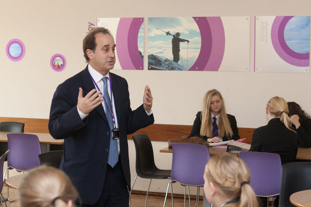 İngiltere'nin Muhafazakar Partili Sivil Toplum Bakanı Brooks Newmark, genç bir kadın rolü yapan erkek gazeteciye 'Whatsapp' uygulaması üzerinden cinsel organının fotoğrafını gönderdiği ortaya çıkınca işinden istifa etmek zorunda kaldı.