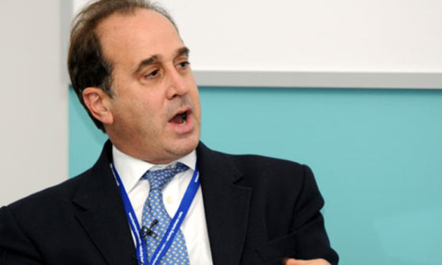 4 oğlu ve 1 de kızı olan 56 yaşındaki siyasetçinin, Sunday Mirror'da çalışan gazeteciye Twitter üzerinden de cinsel içerikli mesaj gönderdiği ve hatta onunla Birmingham'da düzenlenecek Muhafazakar Parti kongresinde buluşmayı teklif ettiği açıklandı