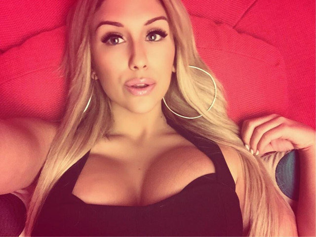 "Ardından bana; 'İkiye bire var mısın?' şeklinde bir soru sordu. Reddedip konuşmayı sonlandırdım."