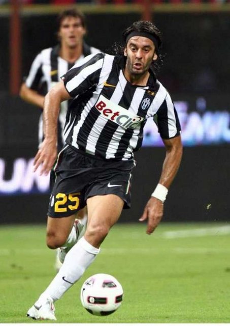 Galatasaray'ın Şampiyonlaqr Lig'inde ki rakiplerinden Cluj Juventus'un orta saha oyuncusu Jorge Andrés Martínez renklerine bağladı.