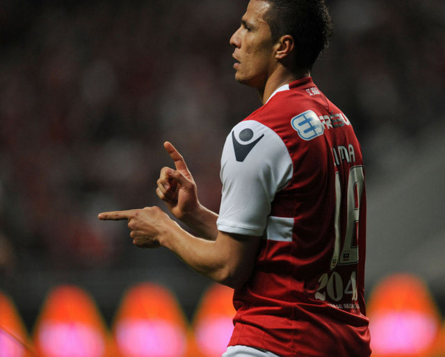 Galatasaray'ın Şampiyonlar Ligi'nde aynı grupta yer aldığı Braga'nın yıldız ismi Rodrigo Lima, Benfica'ya transfer oldu...