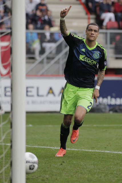 Transferin hızlı takımı PSG Ajax'tan 24 yaşındaki sağ bek Gregory van der Wiel'i 6 milyon Euro'ya kadrosuna kattı.