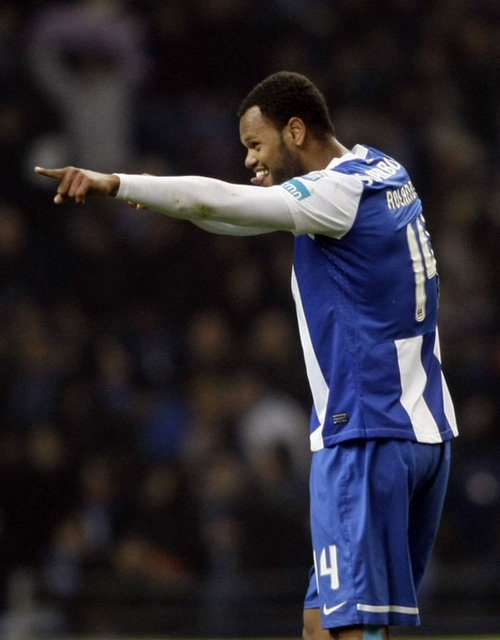 Stoper arayışındaki G.Saray'ın listesinde bulunduğu ileri sürülen Portolu Rolando'nun menajeri Enrquie Antero, olumlu sinyal verdi. Antero, Cimbom'dan - henüz somut bir teklif gelmediğini belirtirken, gelirse "Evet" diyeceklerini belirtip şöyle konuştu: "Rolando 2 milyon Euro bedelle, kiralık olarak 1 sezonluğuna G.Saray'a gelebilir. Porto yönetimi, 12 milyon Euro olan fesih bedelini 9 milyon Euro'ya indirdi. Kiralık anlaşma olsa da, G.Saray, - isterse 9 milyon Euro'ya sezon sonu satın alabilir. Oyuncuya da yıllık 2.2 milyon Euro ödemeleri gerekiyor."