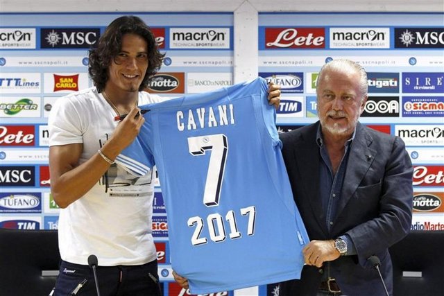 Napoli'nin Uruguaylı yıldızı Edinson Cavani, Napoli'de kalacağını açıkladı.Ve 2017'ye kadar yeni sözleşme imzaladı.