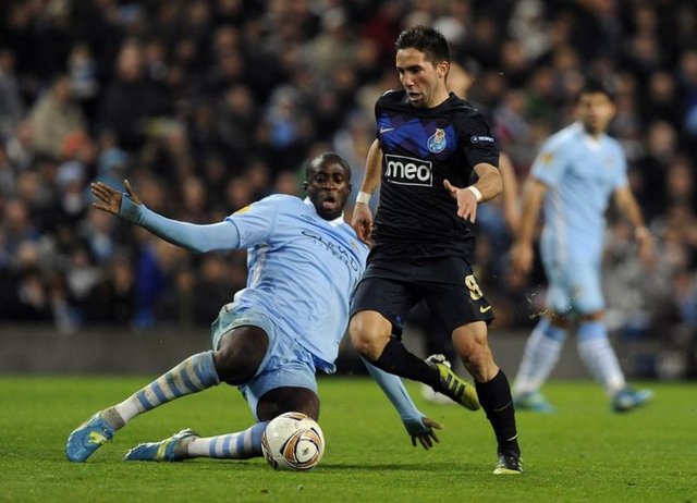 Ve Tottenham bombaları patlattı... İngiliz basını, Londra ekibinin Porto'dan Moutinho'yu 27 milyon Euro, Lyon'un Fransız kalecisi Hugo Lloris'i ise 12 - milyon Euro'ya transfer ettiğini bildirdi.