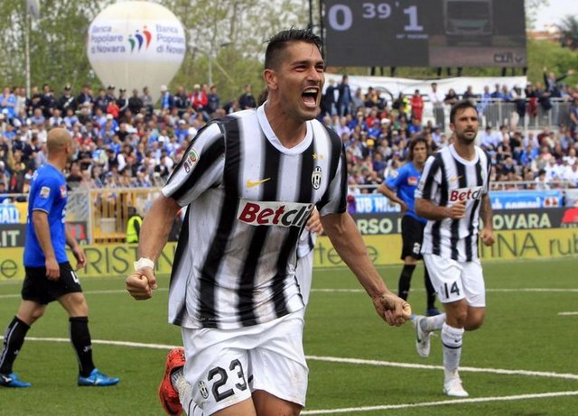 İtalya Serie A ekiplerinden Genoa, Roma'nın 30 yaşındaki futbolcusu Marco Borriello'yu kadrosuna kattı. -