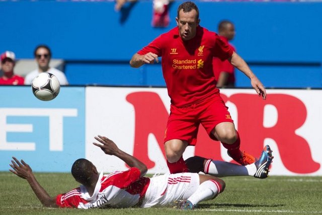 Liverpool'un orta sahası Charlie Adam, Stoke City ile 4 yıllık sözleşme imzaladı.