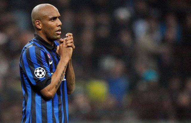 Manchester City, yılın flaş transferlerinden birine imza atarak, İnter'in Brezilyalı sağ beki Maicon'u renklerine bağladı.