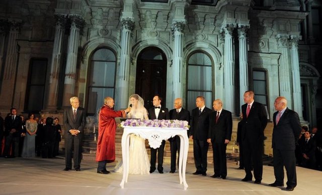 İstanbul Büyükşehir Belediye Başkanı Kadir Topbaş'ın kıydığı nikahta TBMM Başkanı Cemil Çiçek, Başbakan Recep Tayyip Erdoğan, MHP Genel Başkanı Devlet Bahçeli, eski bakanlardan Necmettin Cevheri, işadamı İnan Kıraç, işadamı Zeynel Abidin Erdem şahitlik yaptı.