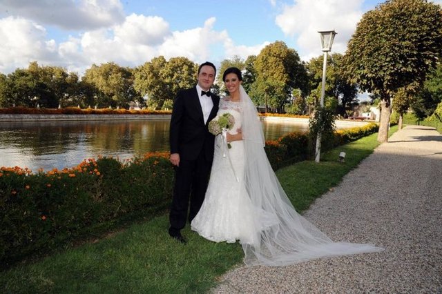 TBMM Başkanvekili ve MHP İstanbul Milletvekili Meral Akşener'in oğlu Fatih Akşener ile Işıl Abeş, Beylerbeyi Sarayı'nda düzenlenen törenle evlendi.