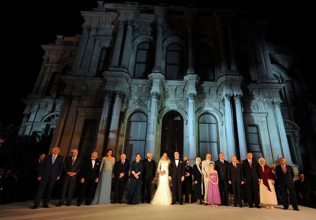 Beylerbeyi Sarayı'nın bahçesindeki nikaha, siyaset, iş, sanat ve spor dünyasından bini aşkın davetlinin yanı sıra çok sayıda gazeteci katıldı.