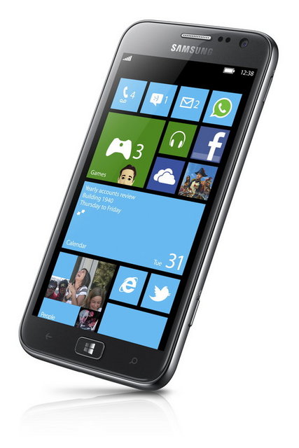 2 - Samsung ATIV S: Apple'ın hem tablette hem de akıllı telefonda en dişli rakibi olan Samsung'un geçtiğimiz haftalarda tanıttığı Windows Phone 8 işletim sistemli ilk cihazı ATIV S'in 4.8 inç büyüklüğünde HD Super AMOLED ekranı var.