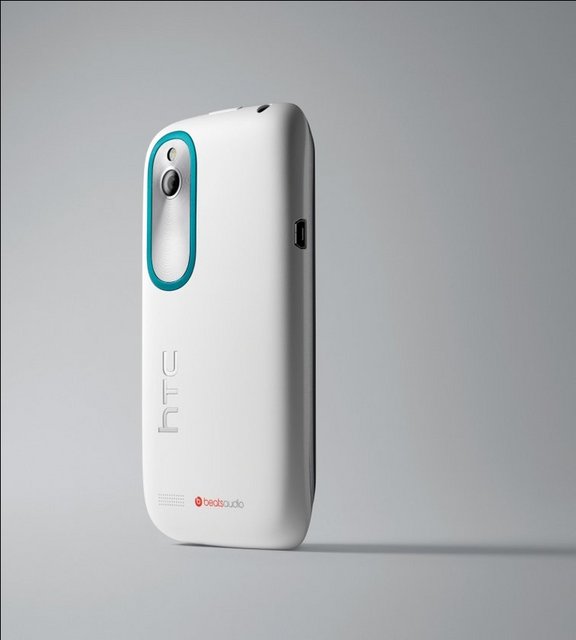 Beats Audio ses sistemi olan Desire X, çift çekirdekli 1 GHz  hızında Qualcomm işlemciye sahip. Android 4.0 işletim sistemiyle çalışan cihazla birlikte sunulan bulut depolama hizmeti Dropbox ile 2 yıl süreyle ücretsiz 25 GB online depolama alanı veriliyor.